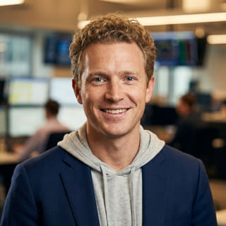 Ryan Brooks, vermeld als Lead Trading Analyst bij Lente Waardiek, op een profielfoto